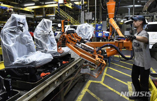 美 7월 ISM 제조업 PMI 55.6·2.3P↑…"4년2개월 만에 최고"