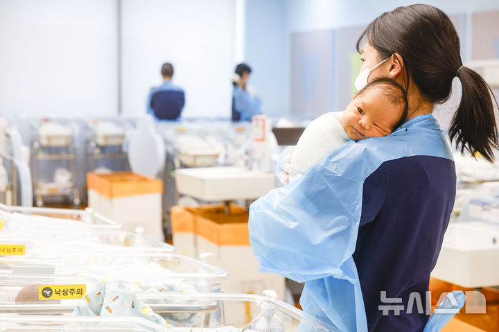 (단독)빗나간 정부 저출생 전망…10년 전 '2025년 42만명 출생' 전망했지만 실제 25만명