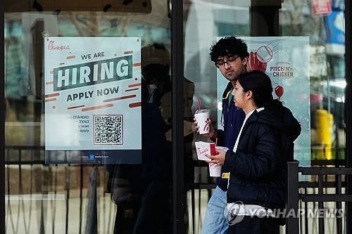 미 8월 구인 710만건으로 감소…소비자신뢰 12년래 최저
